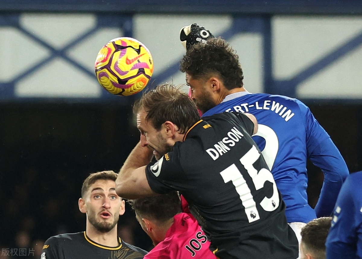 转会期突围战来临，西汉姆围绕社区盾队长鼓劲，压力陡增，团队化学反应显著(汉匈决战剑客版)