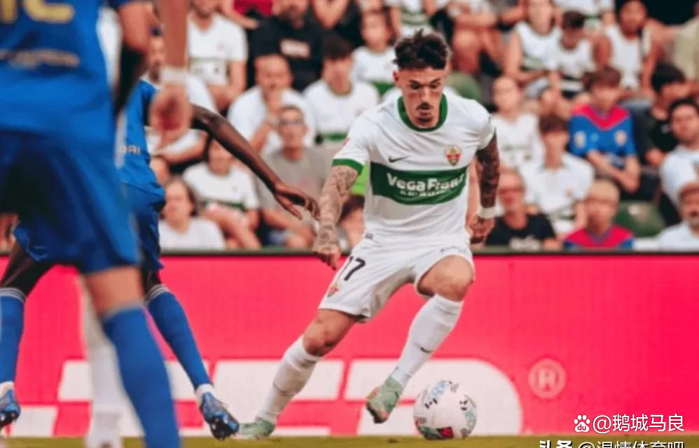 舆论关注马克龙接受法国政府辞职