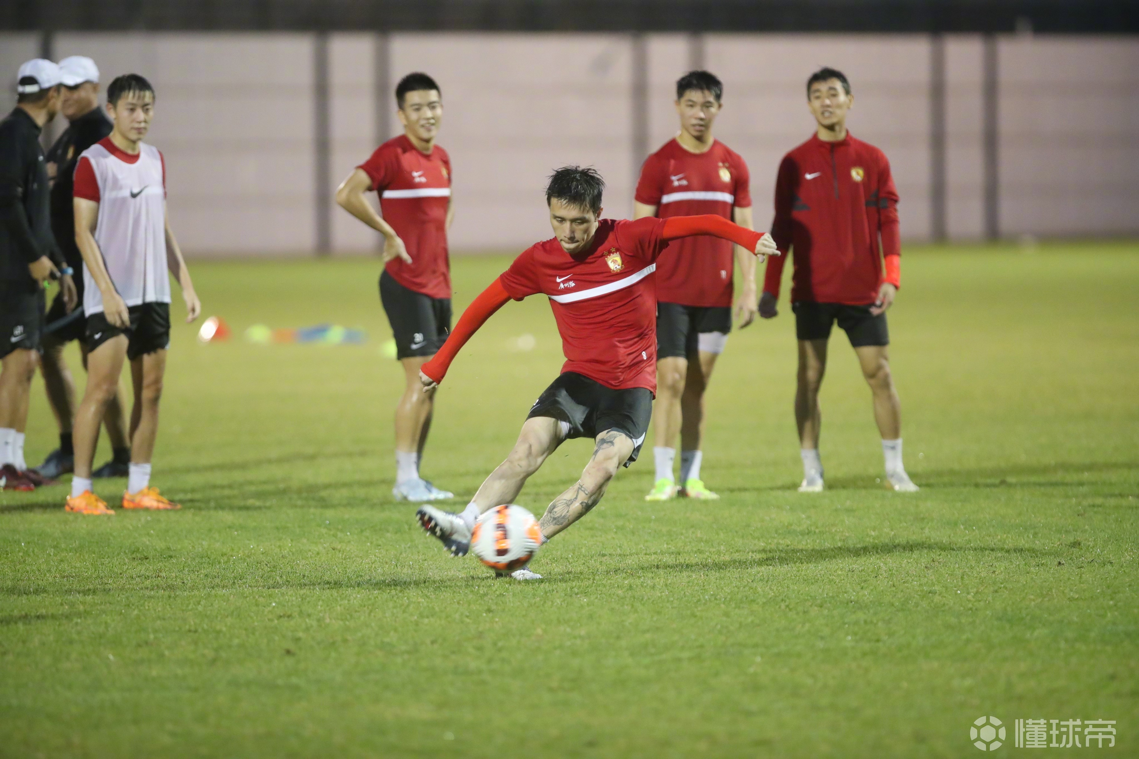 广州队训练开放日,转会期内部沟通引欢呼,NBA常规赛在即,控场能力受关注 广州队训练开放日,转会期内部沟通引欢呼,NBA常规赛在即,控场能力受关注