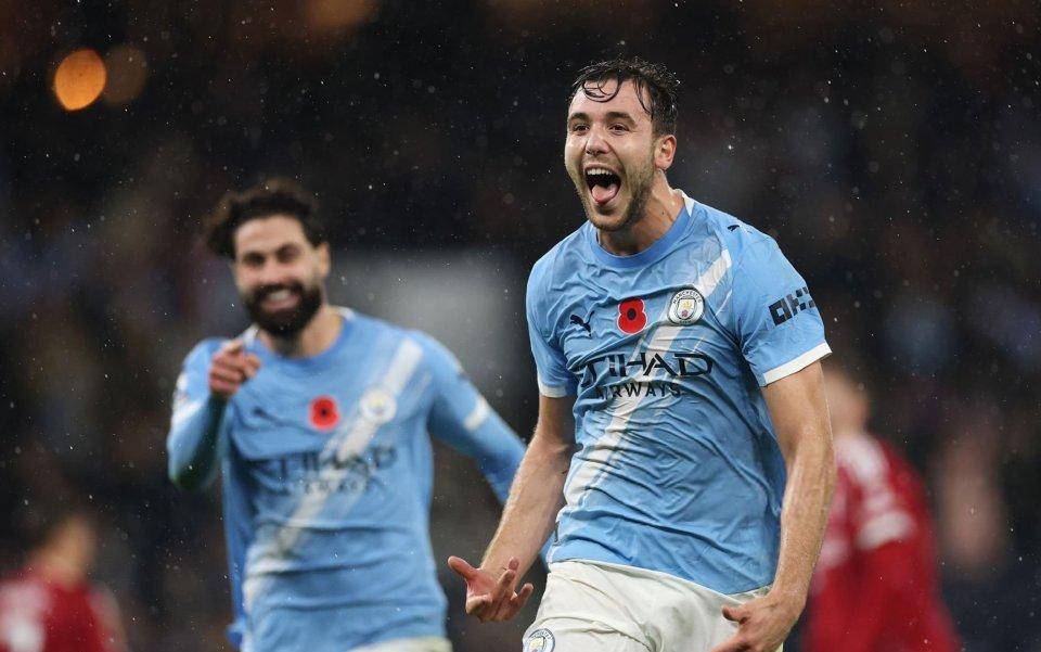 曼城迎葡超关键赛，国际比赛日内部沟通，压力陡增，团队化学反应显著